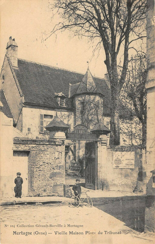 Carte postale ancienne Mortagne Vieille Maison Place Du Tribunal à Ri