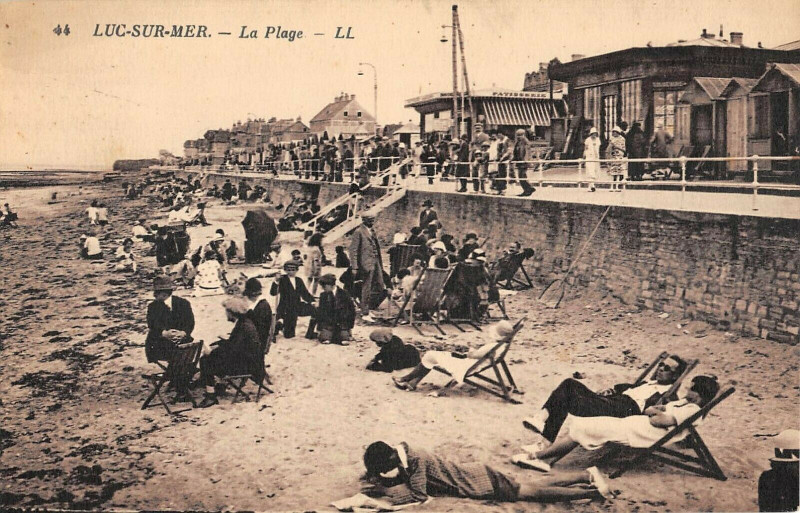 Carte postale ancienne Luc Sur Mer La Plage à Luc-sur-Mer