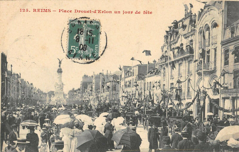 Carte postale ancienne Reims Place Drouet D'Erlon Un Jour De Fete à Reims