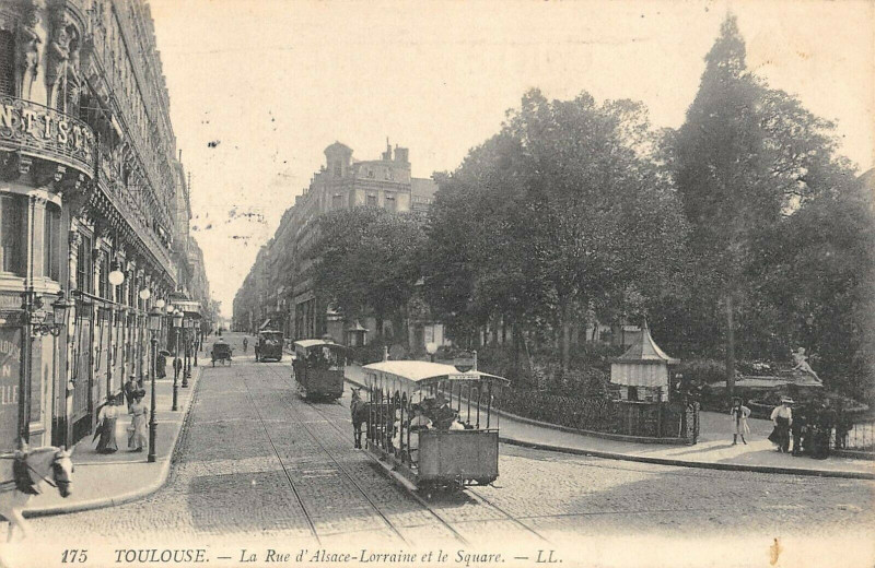 Carte postale ancienne Toulouse La Rue D'Alsace Lorraine Et Le Square à Toulouse