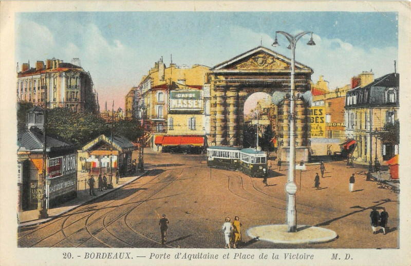 Carte postale ancienne Bordeaux Place D'Aquitaine Et Place De La Victoire à Bordeaux