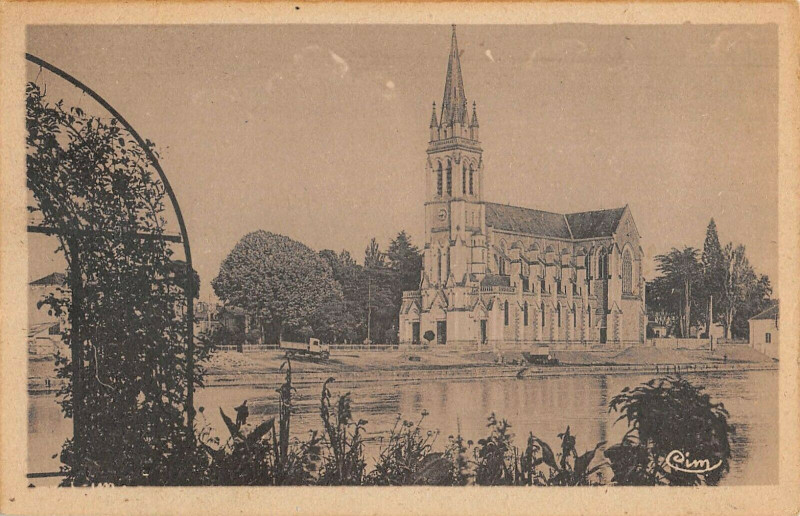 Carte postale ancienne Sable Sur Sarthe Eglise