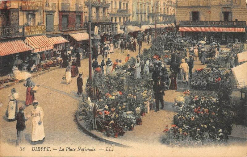 Carte postale ancienne Dieppe La Place Nationale à Dieppe