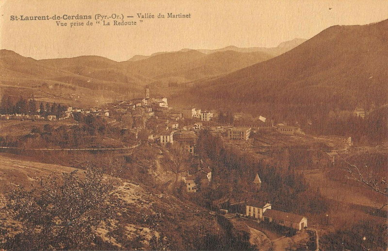 Carte postale ancienne Saint Laurent De Cerdans Vallee Du Martinet Vue Prise De La Redoute à Saint-Laurent-de-Cerdans