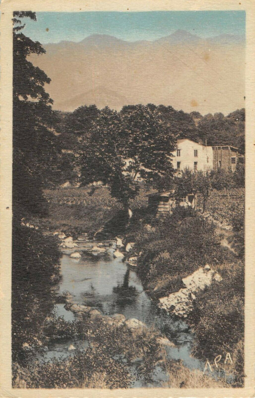 Carte postale ancienne Saint Laurent De Cerdans Bords De La Riciere Et Canigou à Saint-Laurent-de-Cerdans