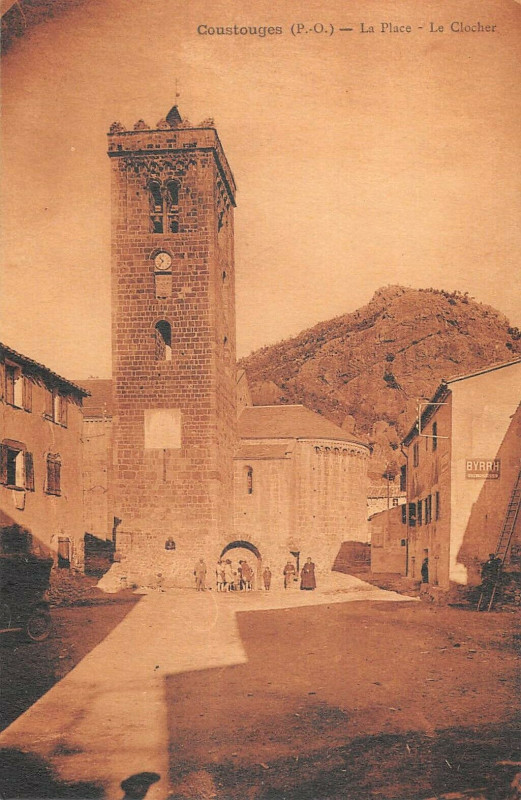 Carte postale ancienne Coustouges La Place Le Clocher à Coustouges