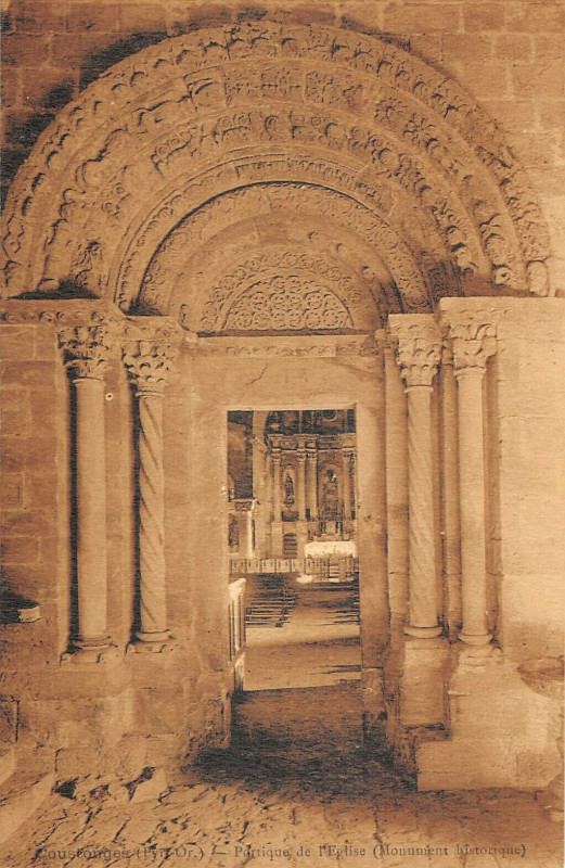 Carte postale ancienne Coustouges Portique Eglise à Coustouges