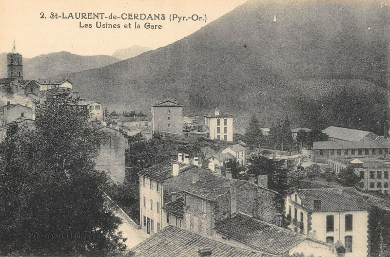 Carte postale ancienne Saint Laurent De Cerdans Les Usines Et La Gare à Saint-Laurent-de-Cerdans