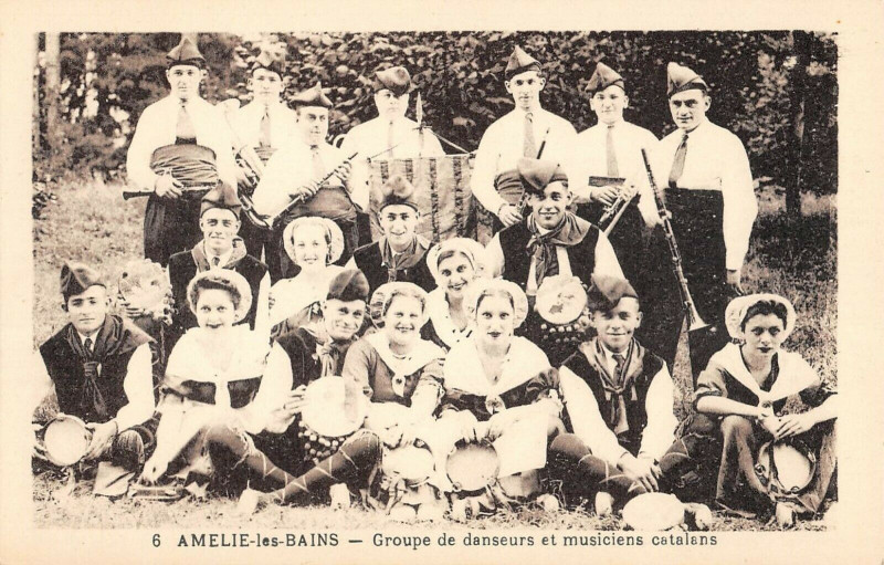 Carte postale ancienne Amelie Les Bains Groupe De Danseurs Et Musiciens Catalans Pyrenees Orient à Py