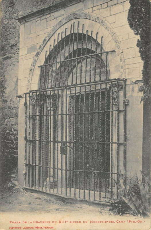 Carte postale ancienne Porte De La Chapelle Du Monastir Del Camp