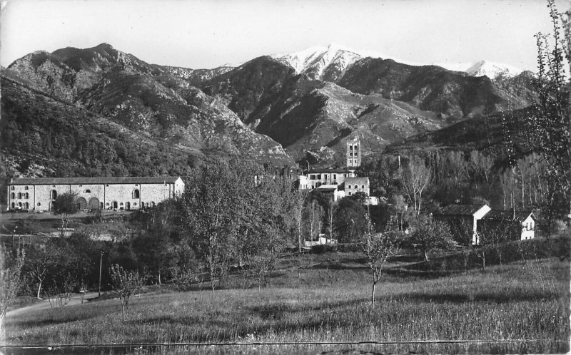Carte postale ancienne Prades Abbaye Saint-Michel De Cuxa à Prades