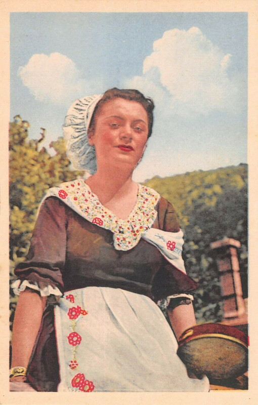 Carte postale ancienne Amelie Les Bains Type De Jeune Catalane