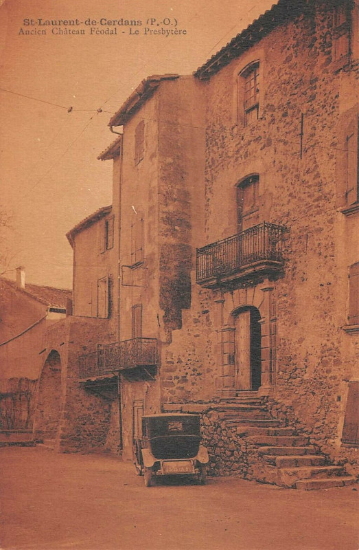 Carte postale ancienne Saint Laurent De Cerdans Ancien Chateau Feodal Presbytere à Saint-Laurent-de-Cerdans