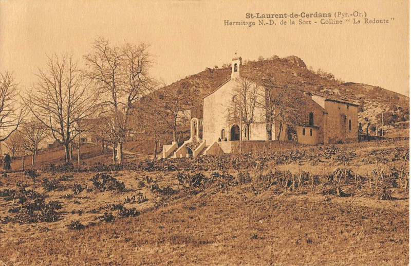 Carte postale ancienne Saint Laurent De Cerdans Ermitage N.d.de La Sort Colline Redoute à Saint-Laurent-de-Cerdans
