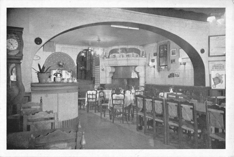 Carte postale ancienne Le Perthus Hostellerie Philippe V Pres De La Grande Cheminee au Perthus