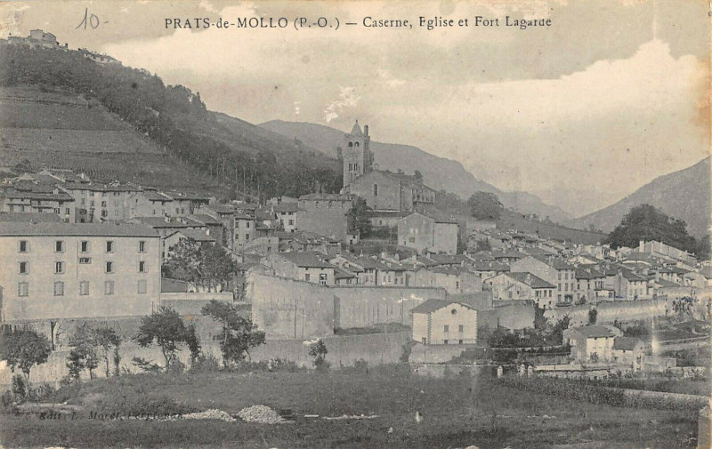 Carte postale ancienne Prats De Mollo Caserne Eglise Fort Lagarde à Llo
