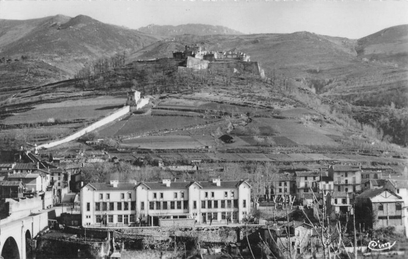Carte postale ancienne Prats De Mollo Les Ecoles à Llo