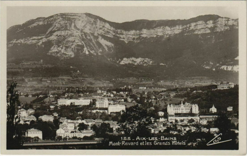 Carte postale ancienne Aix-les-Bains Mont-Revard et les Grands Hotels à Aix-les-Bains