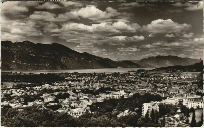 Carte postale ancienne Aix-les-Bains Vue Generale et du Lac du Bourget à Aix-les-Bains