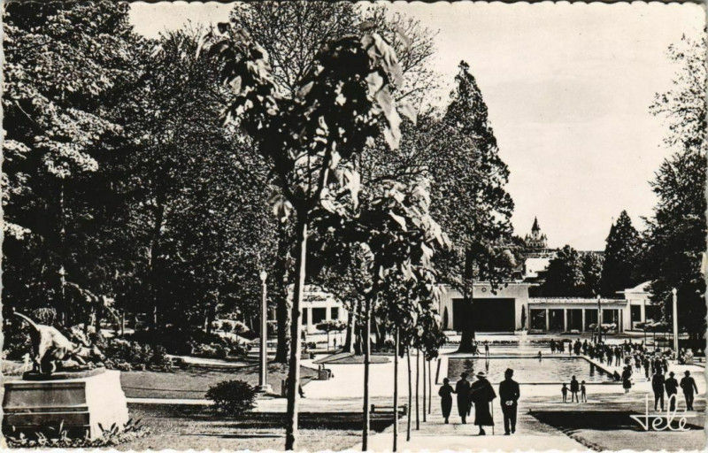 Carte postale ancienne Aix-les-Bains Le Parc et les Sources à Aix-les-Bains