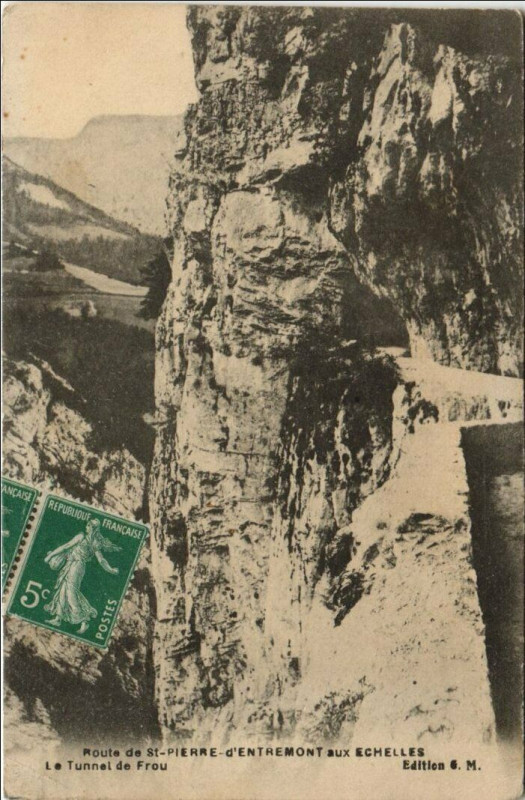 Carte postale ancienne Les Echelles Route de Saint-Pierre-d'Entremont aux Echelles - Tunnel à Saint-Pierre-d'Entremont