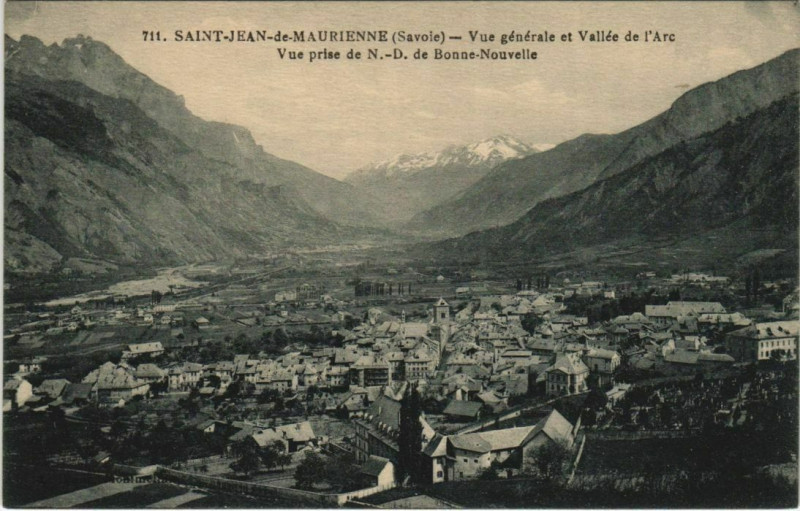 Carte postale ancienne Saint-Jean-de-Maurienne Vue Generale et Vallee de l'Arc à Saint-Jean-de-Maurienne
