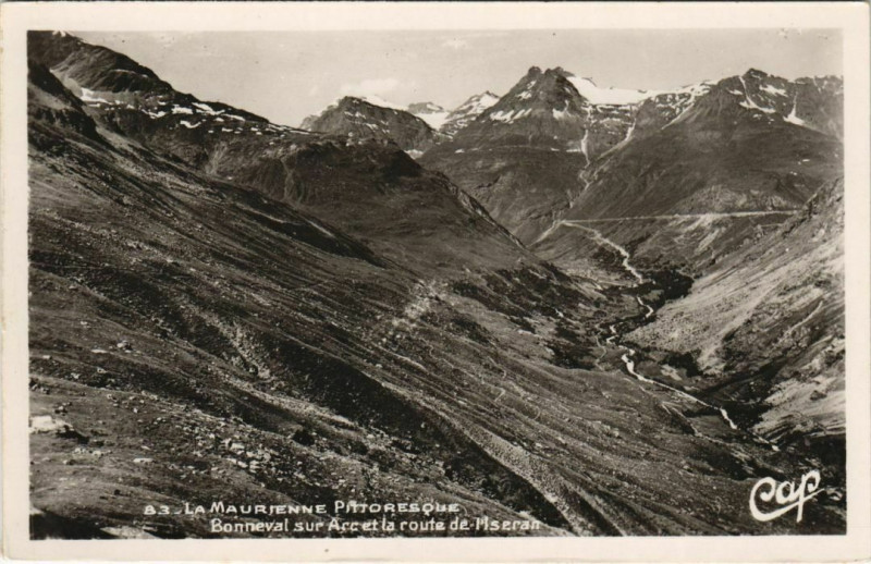 Carte postale ancienne Bonneval-sur-Arc et la Route de l'Iseran à Bonneval-sur-Arc