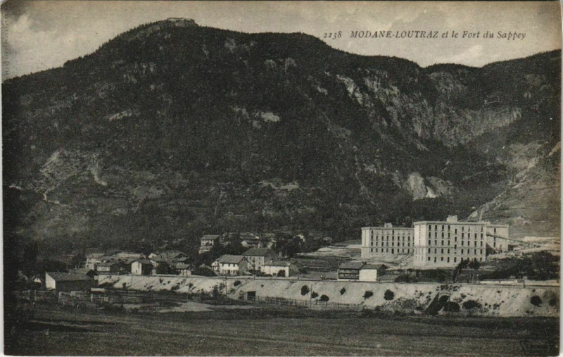 Carte postale ancienne Modane Modane-Loutraz et le Fort du Sappey à Modane