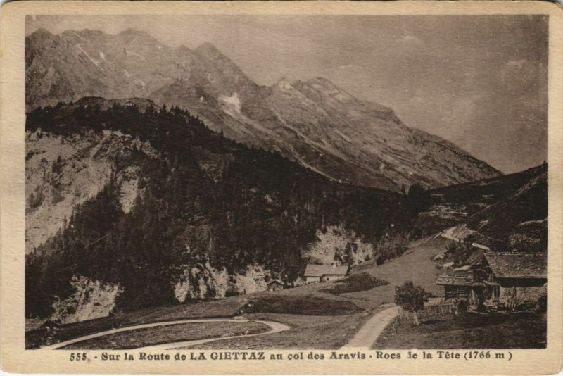 Carte postale ancienne Sur la Route de La Giettaz au Col des Aravis - Rocs de la Tete à La Giettaz