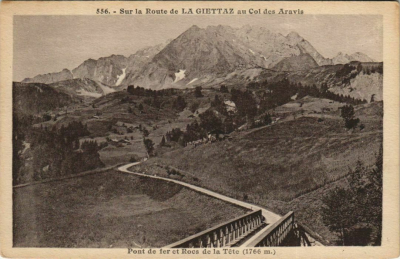 Carte postale ancienne Sur la Route de La Giettaz au Col des Aravis - Pont de Fer à La Giettaz