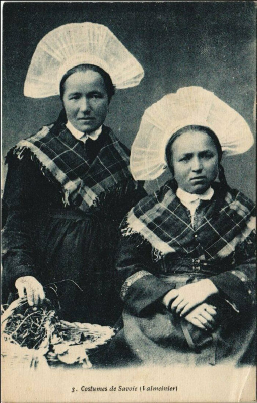 Carte postale ancienne Valmeinier Costumes de Savoie - Femmes - Types à Valmeinier