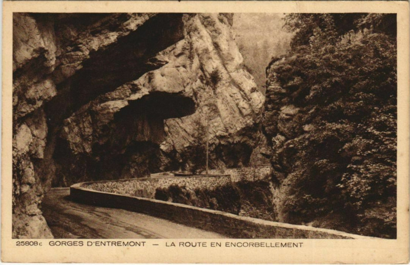 Carte postale ancienne Gorges d'Entremont - La Route en Encorbellement à Corbel