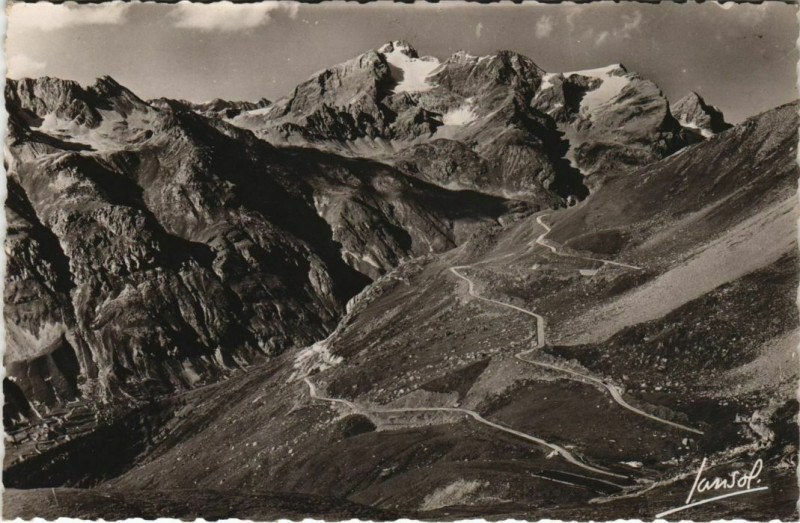 Carte postale ancienne Sur la Route du Col de l'Iseran - Les Lacets du Parc a Moutons