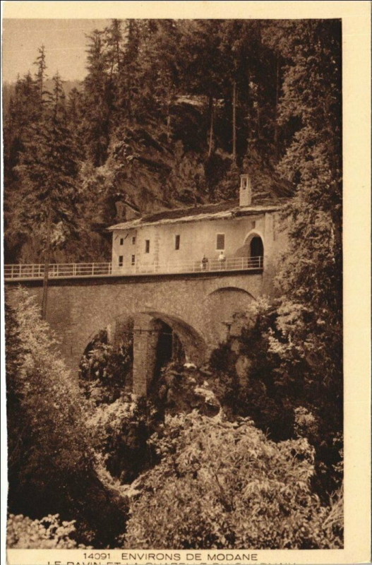 Carte postale ancienne Modane Environs - Building and Bridge Scene à Modane
