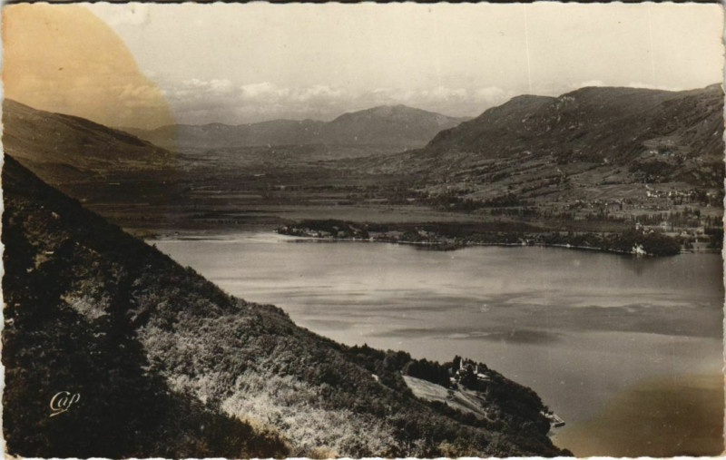 Carte postale ancienne Aix-les-Bains Vue Generale sur le Lac du Bourget à Aix-les-Bains