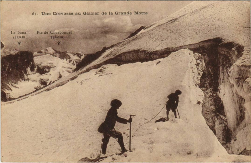 Carte postale ancienne Une Crevasse au Glacier de la Grande Motte