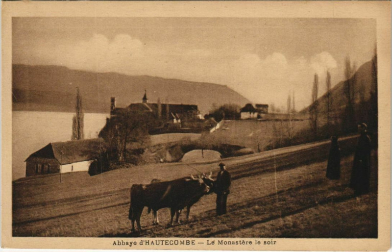 Carte postale ancienne Abbaye d'Hautecombe - Le Monastere le Soir