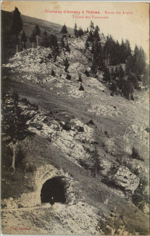 Carte postale ancienne Tramway d'Annecy a Thones - Route des Aravis - Tunnel
