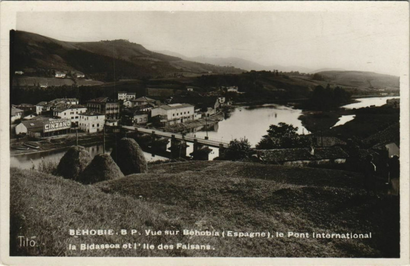 Carte postale ancienne Behobie Vue sur Behobia le Pont International France