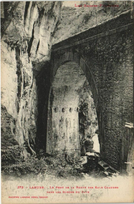Carte postale ancienne Laruns Le Pont de la Route France à Laruns