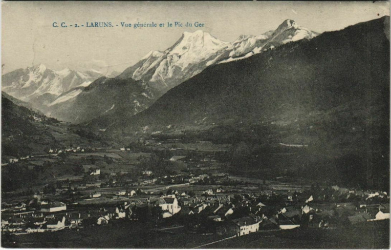 Carte postale ancienne Laruns Vue Generale et le Pic du Ger France à Ger