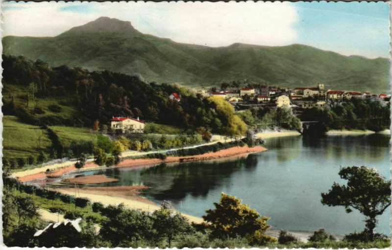 Carte postale ancienne Hendaye Le Pic de la Haya domine la Ville France à Hendaye