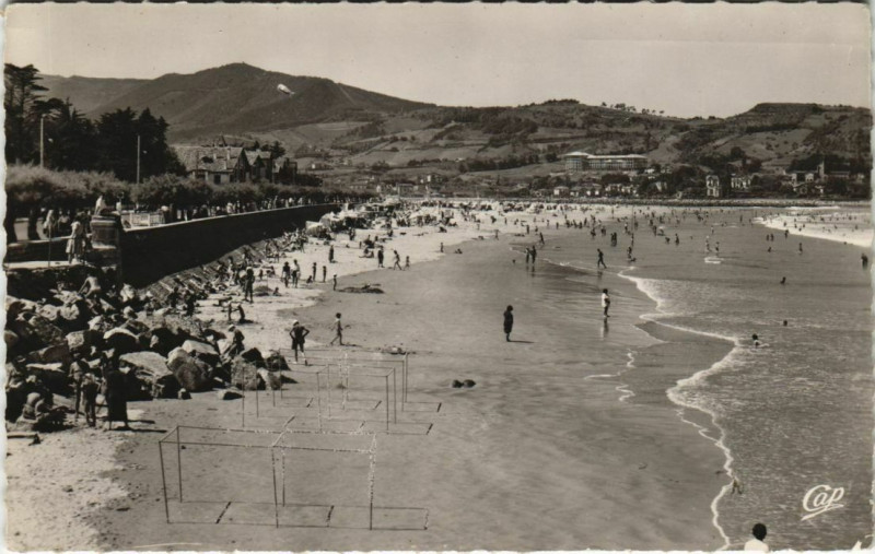 Carte postale ancienne Hendaye La Plage, dans le fond, l'Espagne France à Hendaye