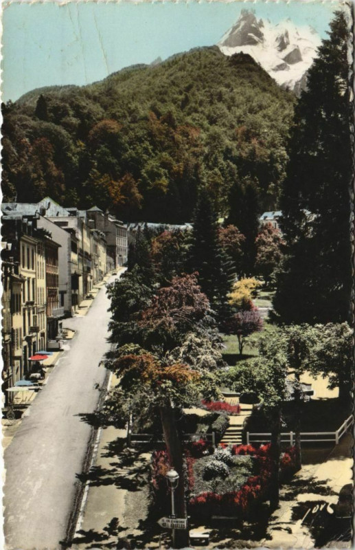 Carte postale ancienne Eaux-Bonnes Le Jardin Darralde et le Ger France à Eaux-Bonnes