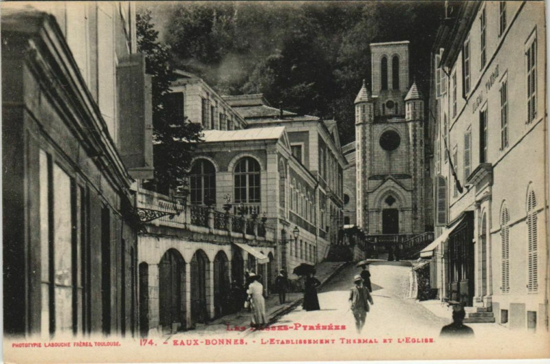 Carte postale ancienne Eaux-Bonnes L'Etablissement Thermal et Eglise France à Eaux-Bonnes