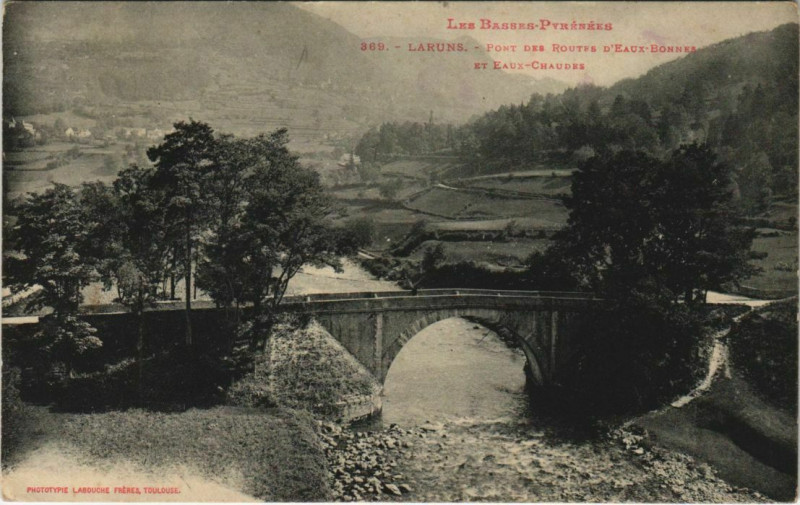 Carte postale ancienne Laruns Pont des Routes France à Laruns