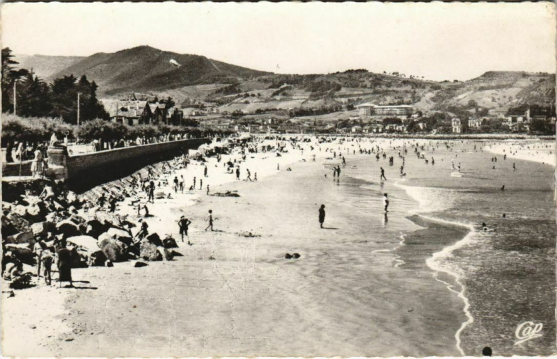 Carte postale ancienne Hendaye La Plage. Dans le fond, l'Espagne France à Hendaye