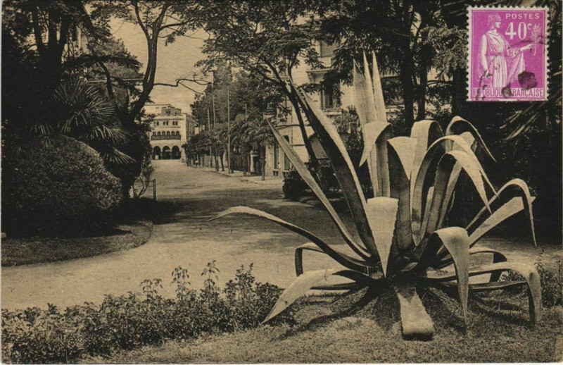 Carte postale ancienne Hendaye Le Jardin Public et le Casino France à Hendaye