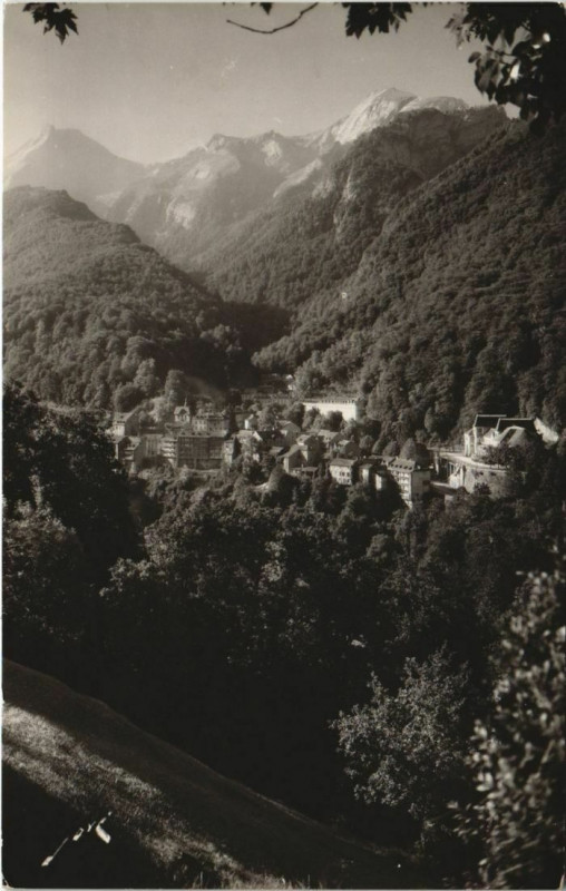 Carte postale ancienne Eaux-Bonnes Le Ger domine la ville France à Eaux-Bonnes