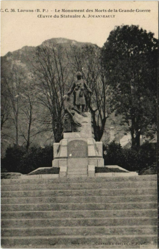 Carte postale ancienne Laruns Le Monument des Morts France à Laruns